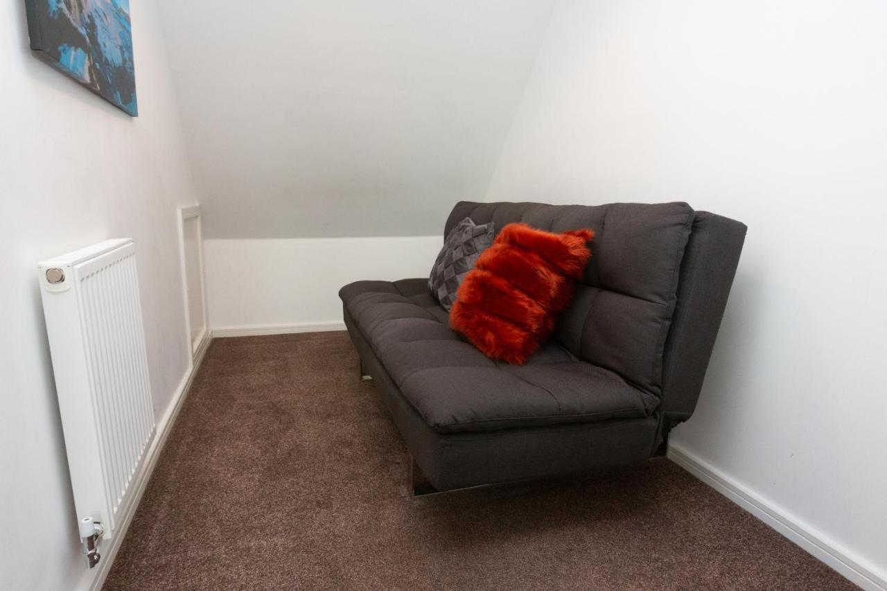 Family Friendly With Parking & Garden Guest house Manchester